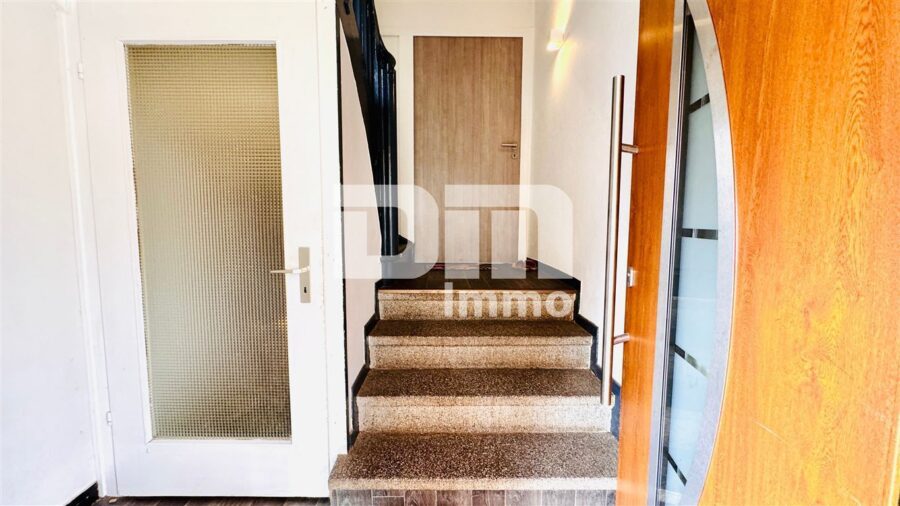 Helle Dreizimmerwohnung mit Terrasse + Stellplatz in saniertem Zweifamilienhaus - EG Haupteingang